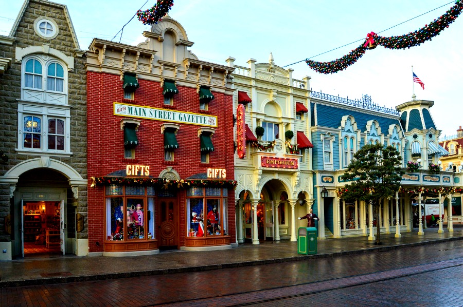 DisneyLand Tips for First-Timers: Shop after the park closes!